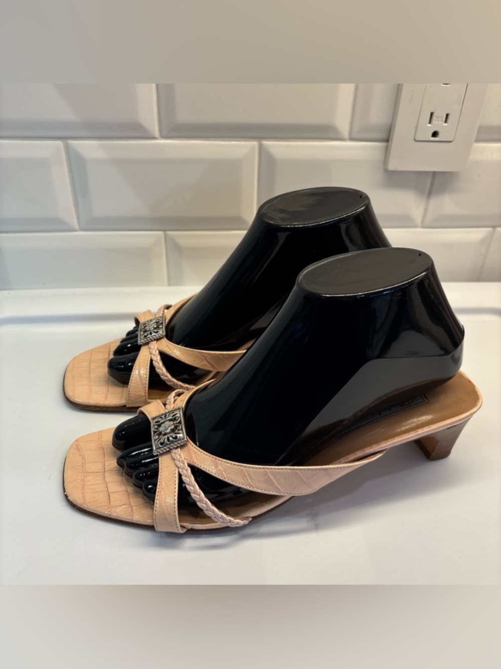 Brighton Kayla pink croc-embossed kitten heel sandals Size 8.5 made in Italy